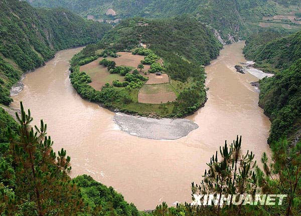 5月29日在贡山独龙族怒族自治县丙中洛乡日丹村拍摄的怒江第一湾。新华社记者蔺以光摄
