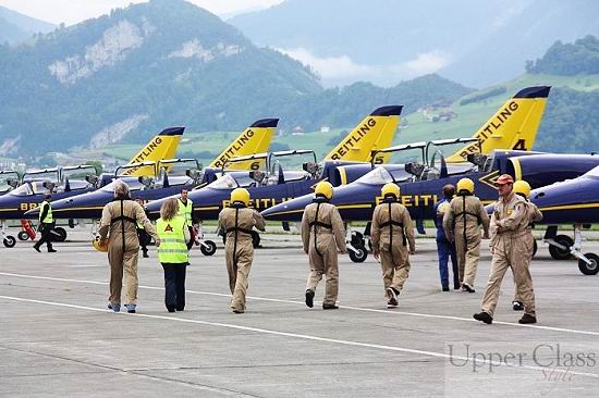 花式表演中，Breitling Jet Team机队飞机飞行相距不超过3米，有时飞行距离更近，时速达到每小时650—700公里，加速度达到8G！飞行过程中每一连串的动作都必须经过精密的计算和长时间的练习才可以做到完全同步飞行，纯熟无误，犹如Breitling的精密时计机芯一样准确无误。

　　花式表演完毕，紧接着的是Breitling另一支机队Breitling Angels，它由四架Pitts Special S2A双翼机组成的，表演各种翻滚、对冲、俯冲、失速和定飞的特技飞行动作，最高俯冲飞行速度为 327 km/h，可加速最高至6G。百年灵自08年始，带来全新的特技飞行队“Breitling Devils”，这支神秘的灰色飞行队是由5架Siai SF-260双座位飞机组成，该飞机也可以作为客机用途。飞行队中每一位经验丰富的飞行员曾服役于意大利空军的空中花式特技表演队“Frecce Tricolori” ，除了百年灵航展，还在意大利和欧洲各地进行飞行表演。