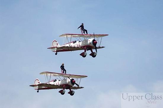 空中漫步 (Sky Walking)更是挑战人的勇气，参加者以两人为一组，分别坐上两架名为“Utterly Butterfly”的双翼飞机机顶，并以安全带扣紧腰间，佩戴护眼罩。两架双翼飞机便随即一飞冲天，高速飞行时的强劲风力让体验者呼天喊地！“双人跳伞”将参加者和专业教练紧扣一起，所有操控由教练来完成。在跳伞前，教练会为每位参加者进行详细的讲解，指导跳伞时正确的姿势，反复检查飞行服上的安全扣是否锁紧。飞机驶至 3,000米的高空，参加者及教练随即一跃而下，一直自由下坠（Free Falling），约需40秒的时间，教练才张开降落伞。这时候参加者才从2,000米的高空随着降伞缓缓落下，慢慢欣赏脚下的湖光山色，体验有如小鸟翱翔天际的飞行感受，教练会按指定的地点安全准确着陆。