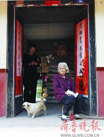 “你又来了？”25日，在潍坊诸城市石桥子镇范家岭村，妹妹曹小乔一见姐姐曹大乔，一下子从床上坐起来了。

