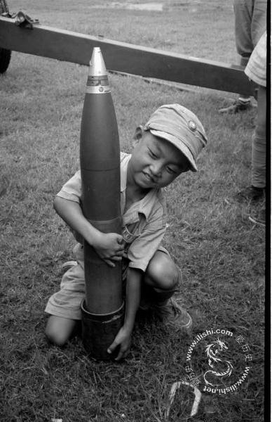 他能抱得动吗？军营就是他们的家，炮弹也成了他们的玩具。