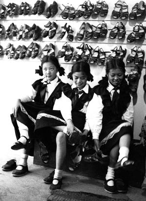 1956年儿童节，几个女孩在三八商店（现重庆百货大楼）选购鞋子。
