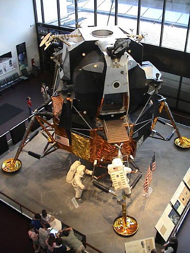 中国嫦娥二号全月图拍到美国阿波罗11号登月