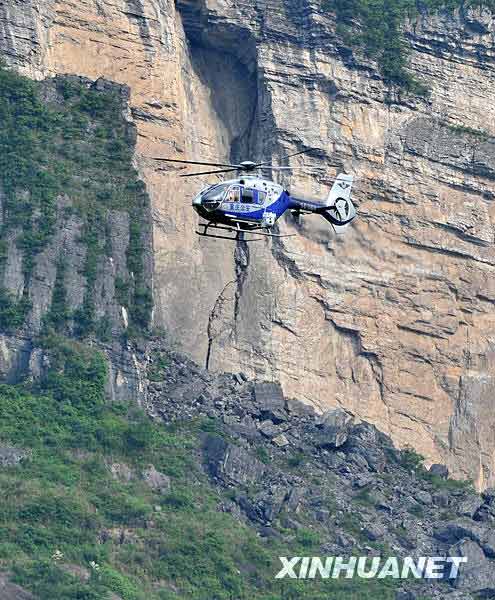 6月6日，由重庆市公安局调派的警用直升机，飞抵重庆市武隆县铁矿乡鸡尾山山体垮塌现场，在离地面300米左右的空中展开航拍。
