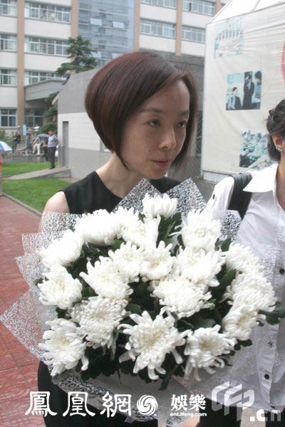 陈鲁豫手捧白色菊花悼念罗京。