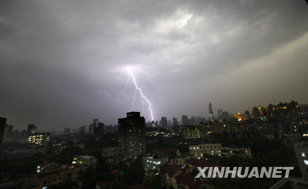 6月5日，上海市区雷电交加。
