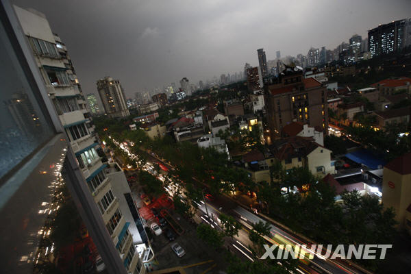 17时左右，上海市区被浓云笼罩。