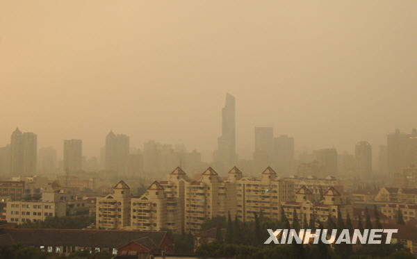 6月5日下午，从上海市衡山路眺望，整个城市笼罩在昏暗中。