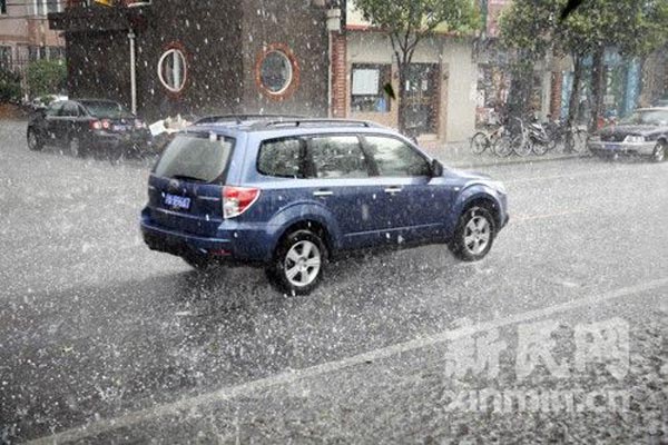 新民网网友在长宁区古羊路上拍下的“冰雹袭车”图。