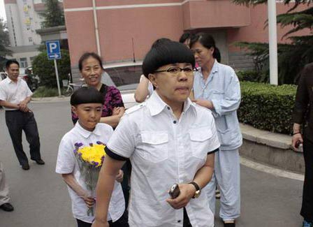 刘纯燕带着女儿来到307医院吊唁罗京