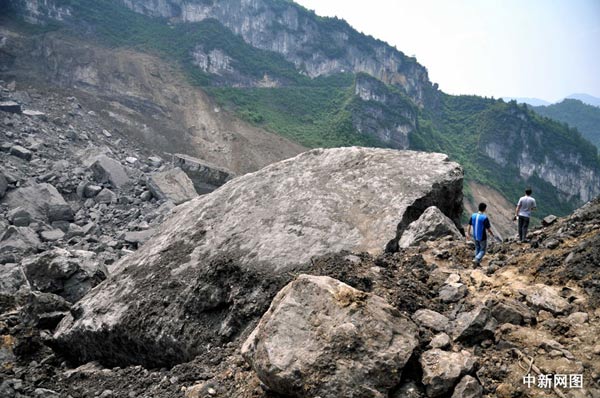 山谷谷底，从山体上垮塌而下的巨石随处可见，这一块高达20余米巨石和其他土石将三联采矿场的矿井口掩埋。 