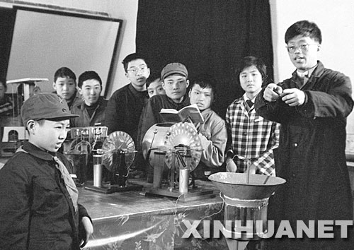 　　1977年，中国科技大学成立少年班，招收了21名少年大学生。这是少年班的学生在上物理实验课。