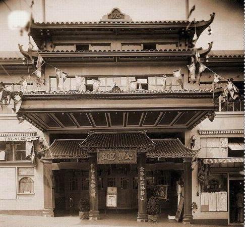 这是一组少见的民国时期的舞台剧，从照片中可以看出不光有中国传统戏剧，还有现代话剧甚至还有好莱坞的歌舞剧。