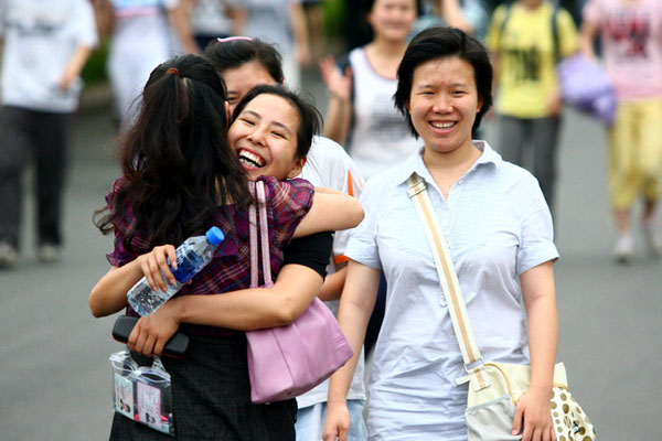 6月8日，湖南长沙，高考结束，考生和家长拥抱庆祝。
