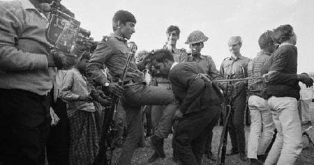 1971年12月4日，印度向巴基斯坦宣战。经过短暂的两星期，印度军队很快迫使西巴基斯坦军队退回孟加拉首府达卡。东巴的孟加拉游击队开始实施报复。法厄斯（摄影师）后来回忆说：“在可怕的酷刑中，汗水流淌在我的脸上，我的手颤抖的如此厉害，以至于我无法更换交卷。当刺刀开始杀戮的时候受难者的脸色铁青。刺杀不断的进行着。人群欢呼，根本不注意我们。我希望那些人死的快一点儿，可是过程竟拖了差不多一小时。” 

