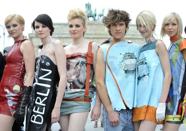 6月9日，模特在柏林的巴黎广场上展示以柏林墙倒塌为主题的时装，纪念柏林墙倒塌20周年。
