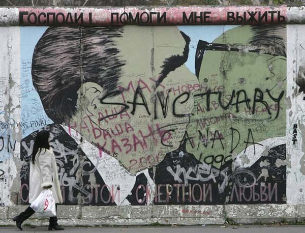 柏林墙遗址上的这幅《兄弟之吻》是由俄罗斯艺术家德米特里·弗鲁贝尔（DmitriVrubel）于20年前创作的。《兄弟之吻》描绘的是前民主德国领导人埃里希·昂纳克(Erich Honecker)和前苏联领导人勃列日涅夫（Leonid Brezhnev）嘴唇对嘴唇的亲吻。