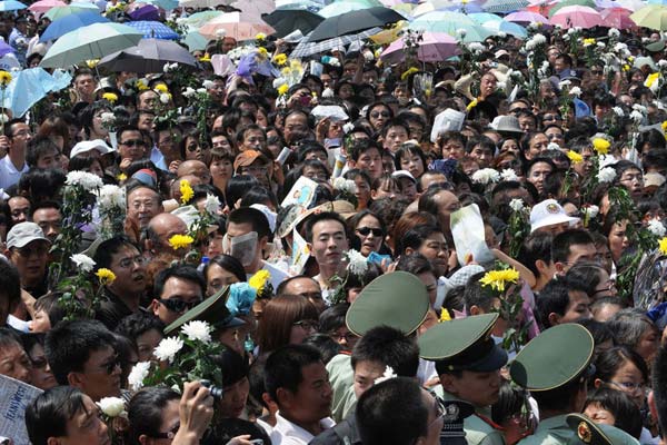 6月11日，罗京遗体告别仪式在北京八宝山殡仪馆举行。前来送别的群众过多，导致场面一度失控 ，保安筑起人墙维持秩序。