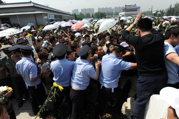 6月11日，罗京遗体告别仪式在北京八宝山殡仪馆举行。前来送别的群众过多，导致场面一度失控 ，保安筑起人墙维持秩序。