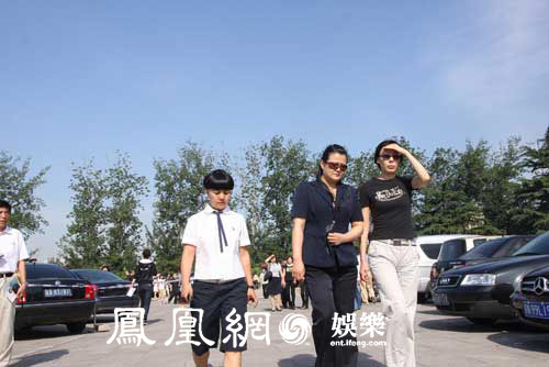 主持人刘纯燕和朋友一起赶往吊唁。