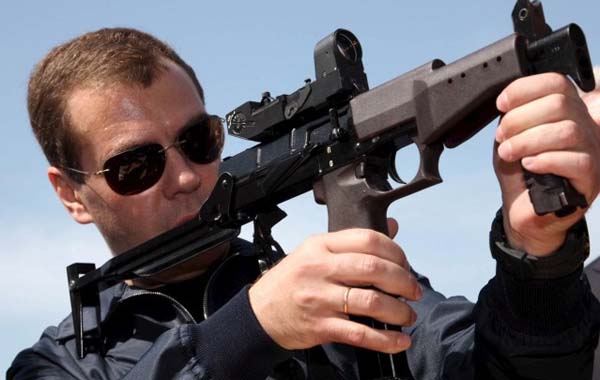 俄总统试用CP-2Bepeck冲锋枪