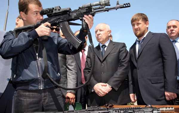 俄总统试用加装多种附件的AK突击步枪