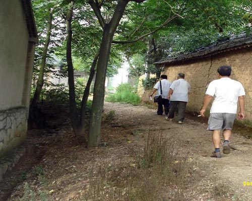 通過(guò)梁老先生的了解,、打聽，“尖山李村”這里有座古廟,，而且抗戰(zhàn)桂軍的戰(zhàn)場(chǎng)就在山坡的另一面，“尖山嘴”高地,，這是個(gè)好消息,。 