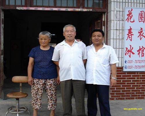 馬湖鄉(xiāng)的街上,，當然路上全路是泥沙,，找到梁老先生，他住在這街上一輩子，今年78歲,，他家后院的空墓,，他開了一個雕刻出售石碑的店，門前堆放有一些石版,。 