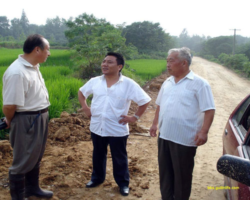 車行一段路，遇到鄉(xiāng)政法委書記,，梁老先生下車和他聊二起來(lái),，我們也下了車,，當(dāng)?shù)弥覀兊膩?lái)意后，書記好心地告訴我們鄉(xiāng)政府于2005年,，紀(jì)念抗戰(zhàn)勝利60周年之際,，也收集過(guò)馬（家）湖抗戰(zhàn)戰(zhàn)役的文字收集工作，并且告訴我們,，鄉(xiāng)政府黨史辦也有抗戰(zhàn)記錄,，也可以到鄉(xiāng)政府去查閱。 