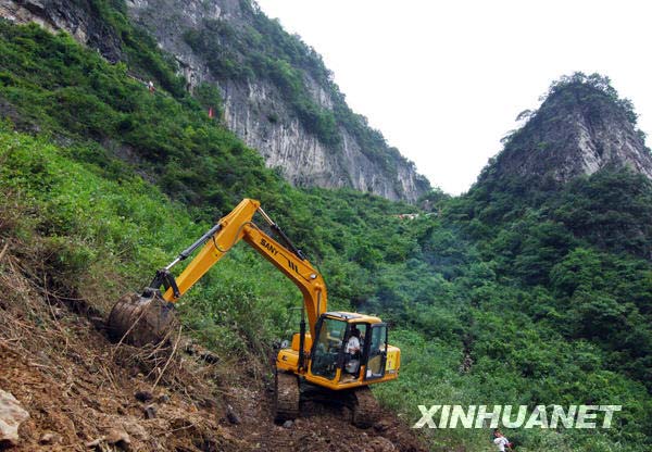 6月11日，一台由米26直升机吊运至抢险一线的挖掘机在险峻的救援现场作业。