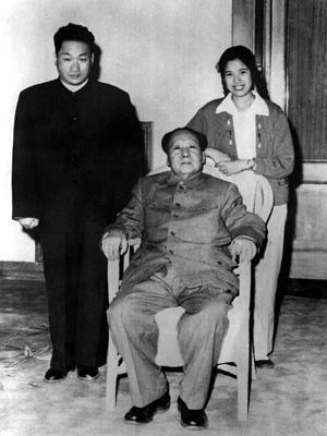 1961年中南海，毛岸青、邵华在亲爱的父亲毛泽东身边

