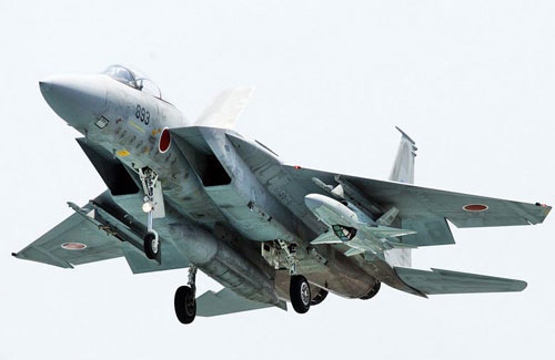 挂载在F-15J战斗机下的日本新型多用途无人机。