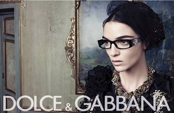 与饰品相较，杜嘉班纳 (DOLCE&GABBANA) 的眼镜就显得较为低调，避免复杂的金属装饰，复古简单的设计，突显出干练的都会气质。 