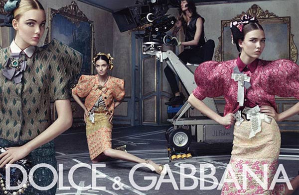 杜嘉班纳 (DOLCE&GABBANA) 取自2位意大利设计师的名字，杜梅尼科-多尔奇 (Domenico Dolce) 和斯蒂芬诺-嘉班纳 (Stefano Gabbana)。Dolce和Gabbana在意大利语中分别是“甜蜜”和“厚大衣”的意思。