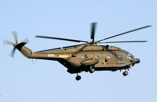 解放军直八型直升机进行双梯队12机飞行演练。图为编队中的陆军型直八直升机。（东方网 摄影：陈诚）