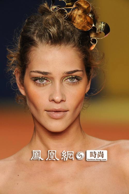 巴西超模安娜-贝琪兹-巴罗斯 (Ana Beatriz Barros) 以深邃优美的五官和高挑骨感的身材为人熟知。在里约热内卢时尚周内衣秀中，再展骄人身材和甜美风情。