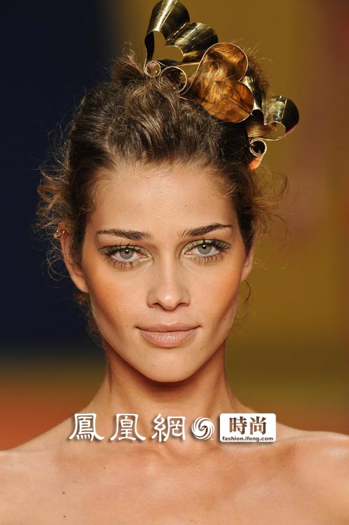 巴西超模安娜-贝琪兹-巴罗斯 (Ana Beatriz Barros) 以深邃优美的五官和高挑骨感的身材为人熟知。在里约热内卢时尚周内衣秀中，再展骄人身材和甜美风情。