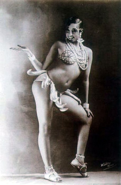新书《约瑟芬：饥渴的心》由传记作家帕特里克欧康纳撰写。新书披露，约瑟芬贝克于1906年出生于美国圣路易斯一个贫穷黑人家庭。1925年19岁的她只身前往法国，开拓演艺生涯迅速蹿红，受到皇后般礼遇。

　　尽管当时约瑟芬的性感舞蹈和暴露服装遭非议，但无数艺术家、知识分子却纷纷为她辩护。海明威称：“她过去是、现在是、将来也是全世界最漂亮的女人”，毕加索被她的惊人美貌和双眼深深迷醉。法国妇女蜂拥到发廊要求做和她一样的发型。
