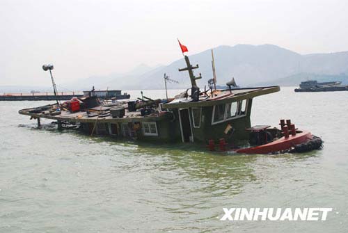 这是6月15日在安徽巢湖散兵镇水域拍摄的沉入水中的拖轮.新华社发