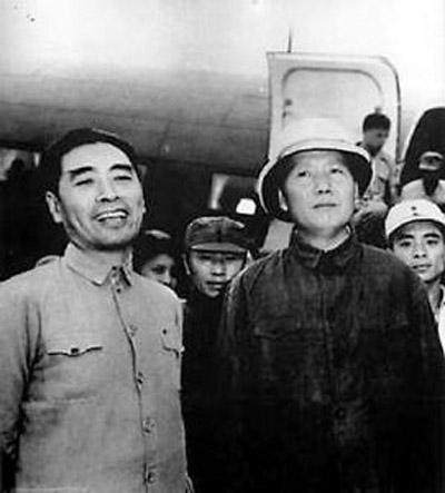 1945年，赴重庆谈判，毛泽东、周恩来形影不离