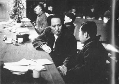 1945年4月，中国共产党第七次代表大会在延安召开。 这是周恩来和毛泽东、刘少奇、朱德在中共七大主席台上。