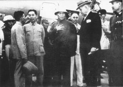 周恩来和毛泽东、王若飞抵达重庆时，受到各界人士热 烈欢迎。