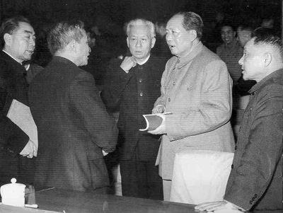 1962年初，毛泽东、刘少奇、周恩来、陈云、邓小平、彭真在北京举行的中共扩大的中央工作会议（即七千人大会）上。
