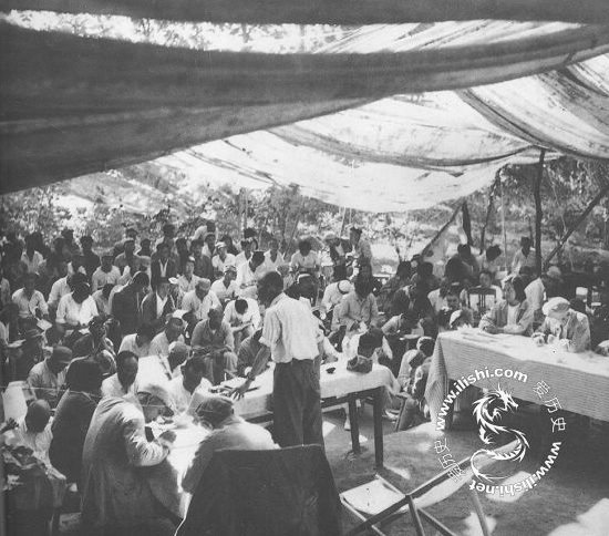 1947年9月全国土地会议在西柏坡召开，刘少奇正在做报告。