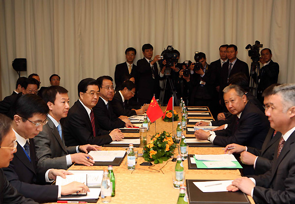  6月15日，中国国家主席胡锦涛在俄罗斯叶卡捷琳堡会见吉尔吉斯斯坦总统巴基耶夫。新华社记者 兰红光 摄