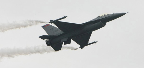 6月15日，在法国巴黎北郊的布尔歇国际展览中心，第48届巴黎国际航空航天展冒雨开幕。美国洛克希德马丁公司的F-16C战斗机行了表演。