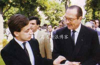 萨科齐政途中得到希拉克的赏识和提携，法国人说膝下无子的希拉克把萨科奇当作“政治女婿”来培养。可是，1995年法国总统大选，萨科奇倒戈支持巴拉迪参选法国总统，他和希拉克的关系从此破裂。该照片摄于1986年，左为青年的萨科奇，右时任法国总理的希拉克。照片见证了这对“政治翁婿”的“甜蜜时光。”

