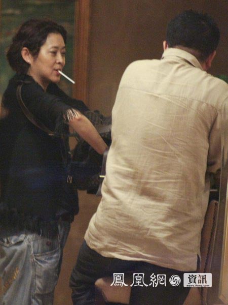 镜头二：知心大姐罕见抽烟照
活动结束后，倪萍和杨亚洲返回了下榻酒店。很注意公众形象的倪萍在杨亚洲面前非常放松，竟然还被记者拍到，难得一见的抽烟照片。