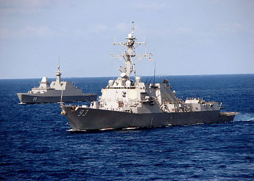此次演习由美国海军第73任务特遣队主导，有多达四艘宙斯盾战舰参加，在历年演习中规模空前。该演习以南海纠纷为假想背景。图为参加演习的美国“钟云”号宙斯盾驱逐舰。