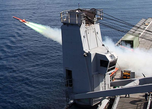 此次“卡拉2009”年度演习历时长达三个月，美国将和菲律宾、新加坡、文莱、马来西亚等多国分别进行军事演习。图为。演习中，美国海军两栖船坞运输舰“哈泼斯·费利”发射一架无人靶机。
